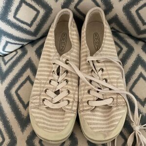 Keen Beige and White Striped Sneakers 9 🌸